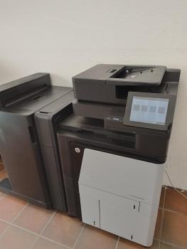 HP Color LaserJet flow MFP M880 mit HP CZ999A Finisher